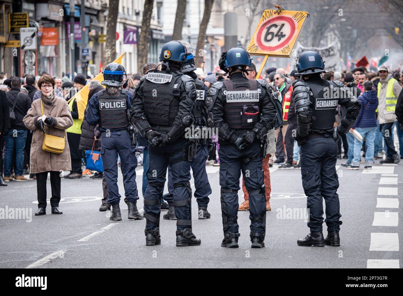 France, Lyon, 2023-03-07. Force de police et maintien de l'ordre lors de la manifestation contre la réforme des pensions. Photographie de Franck CHAPOLARD. Banque D'Images