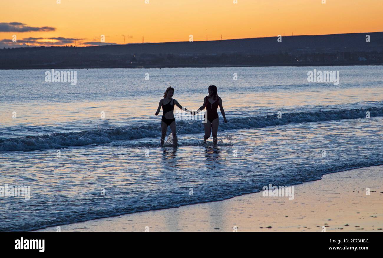 Portobello, Édimbourg, Écosse, Royaume-Uni. 8th mars 2023. Journée internationale de la femme, le plongeon de la natation 2023 a été reporté à moins 5 degrés de température. En raison des prévisions météorologiques extrêmes et des conseils des membres de l’équipe de sécurité de la RNLI, les organisateurs ont pris la décision difficile d’annuler le plongeon 2023 de la Journée internationale de la femme, mais des centaines de personnes se sont présentées à la plage. Credit: Archwhite/alamy Live news. Banque D'Images