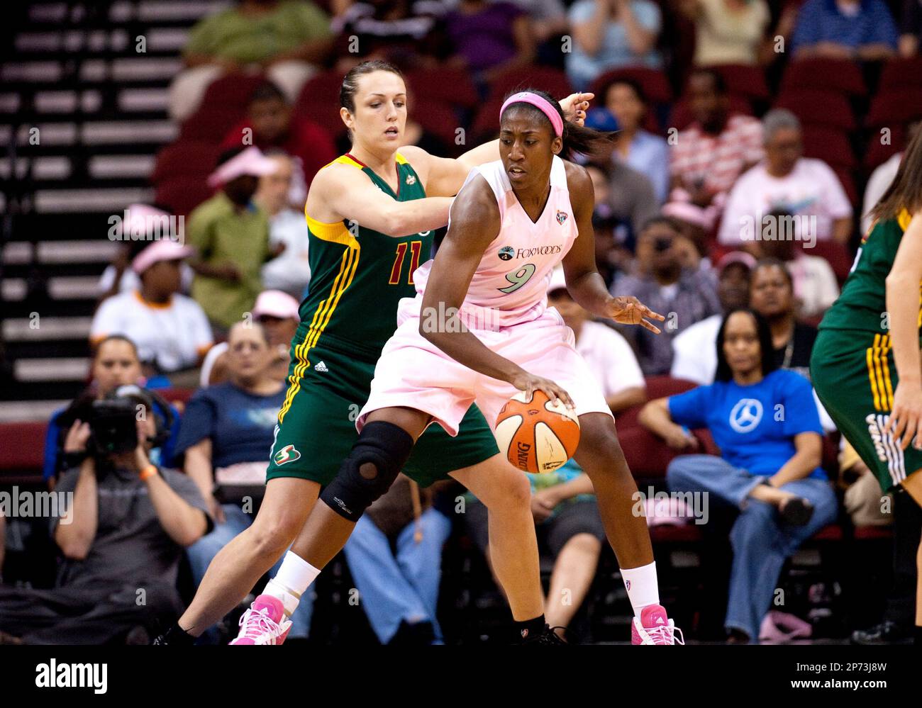 August 09 2011: Liberty's center Quanitra Hollingsworth (9) tries to get low post position on Strom's center Ewelina Kobryn (11) in the first half during WNBA action at the Prudential Center in Newark, New Jersey between the New York Liberty and the Seattle Strom. New York Liberty defeated the Seattle Strom 58-56. (Cal Sports Media via AP Images) Banque D'Images
