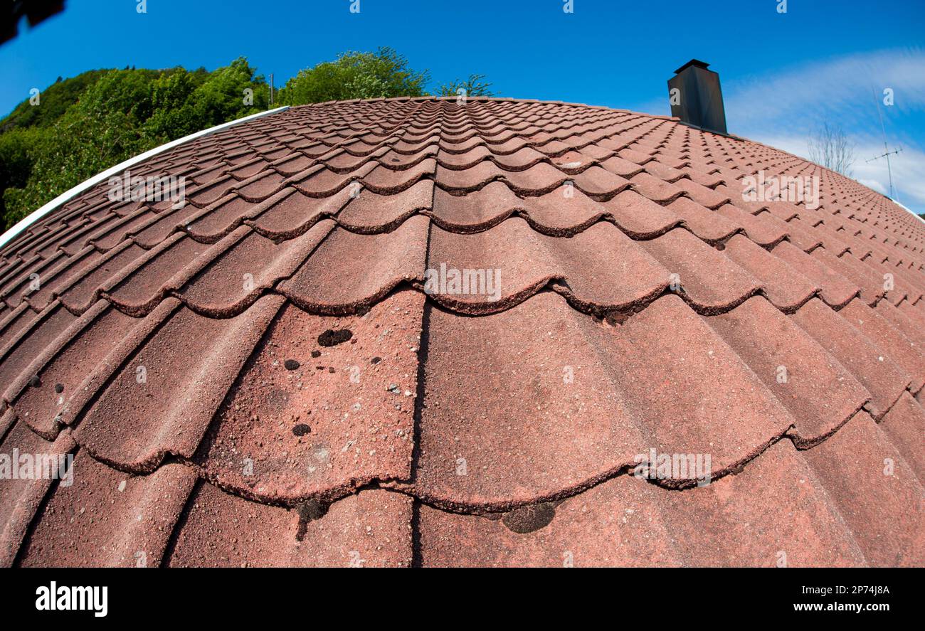 Vue imprenable sur le toit en tuiles rouges d'une maison Banque D'Images