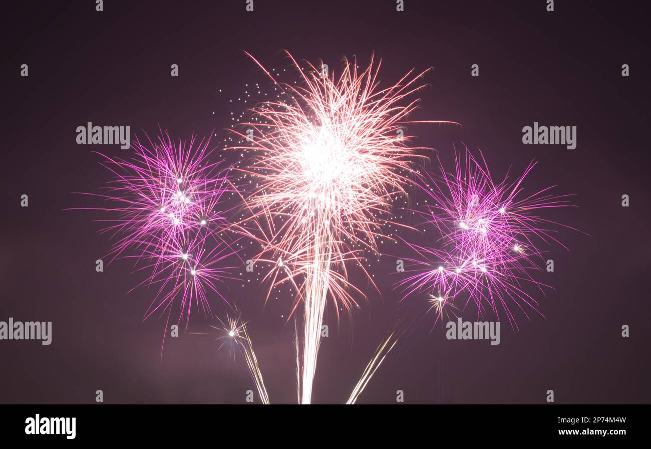 Contexte de la fête du nouvel an. Des feux d'artifice illuminent le ciel Banque D'Images
