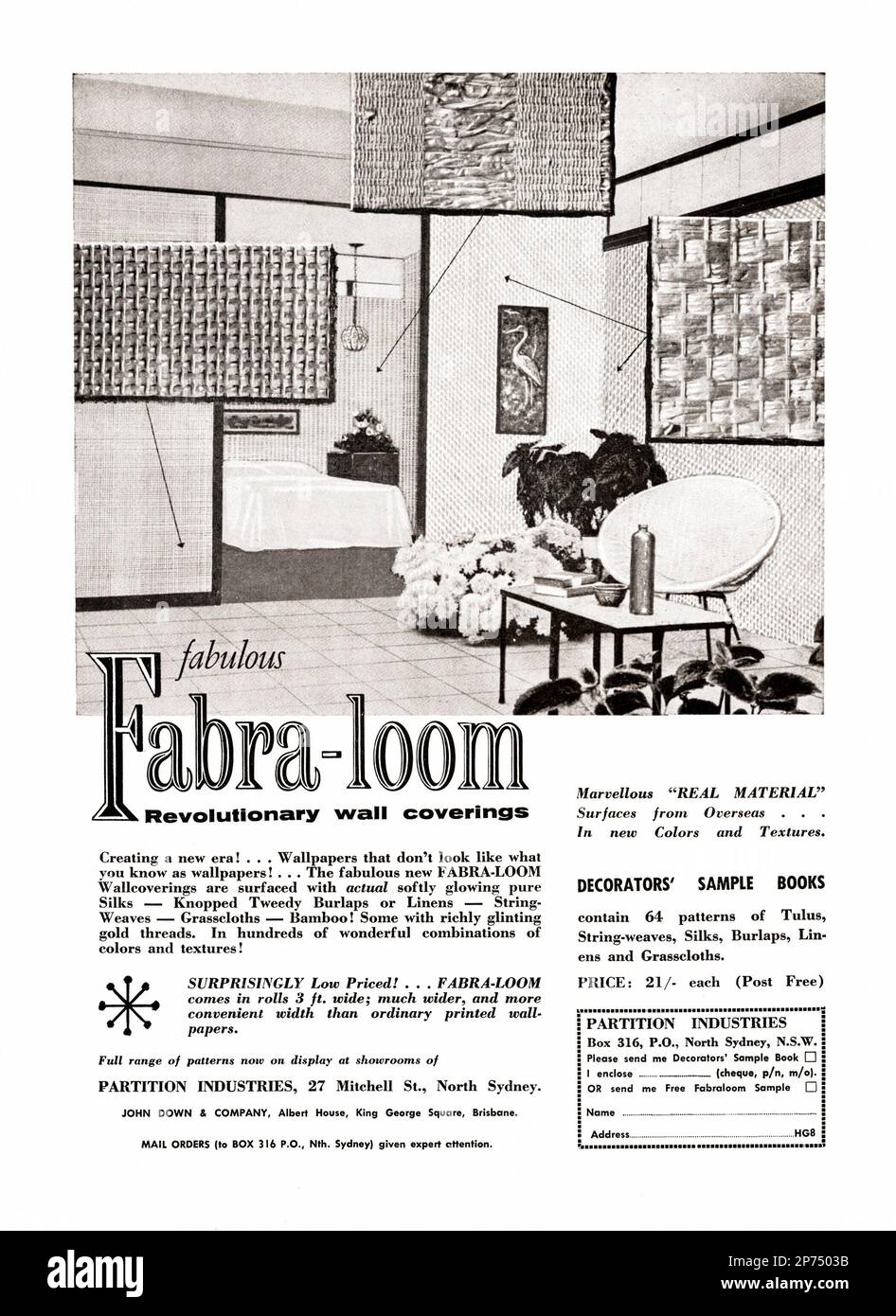 Une publicité de 1960s pour un revêtement mural Fabra-Loom – elle est apparue dans un magazine australien en 1962. Les revêtements muraux ont des surfaces texturées et comprennent de la soie, du lin, du toile de jute et du bambou en utilisant des fils de couleurs, y compris l'or. Ils ont été exposés dans les salles d'exposition de partition Industries à North Sydney et Brisbane et également disponibles dans un exemple de livre par correspondance – graphiques millésimés de dix-neuf-années. Banque D'Images
