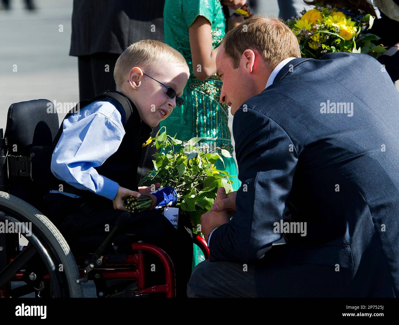Prince William, The Duke of Cambridge talks with six-year-old Riley Oldford, left, before departing Yellowknife, Northwest Territories, Canada for Slave Lake, Alberta, on Wednesday, July 6, 2011. (AP Photo/The Canadian Press, Nathan Denette) Banque D'Images
