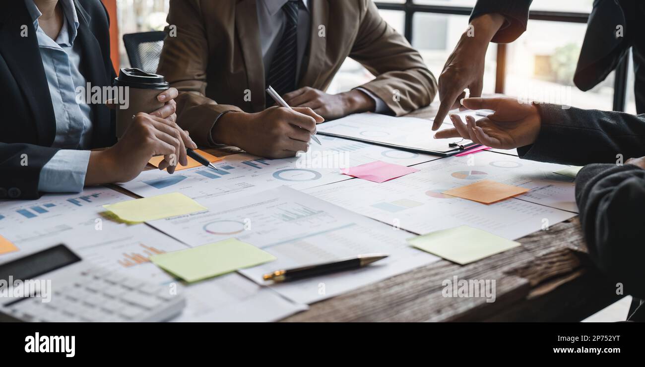 Groupe de gens d'affaires et de partenariat analyser le plan de ...