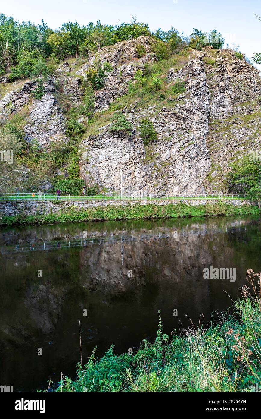 La formation de roches vrasy de Hamerske et la rivière Dyje près de Vranov nad Dyji dans le parc national de Podyji en République tchèque Banque D'Images