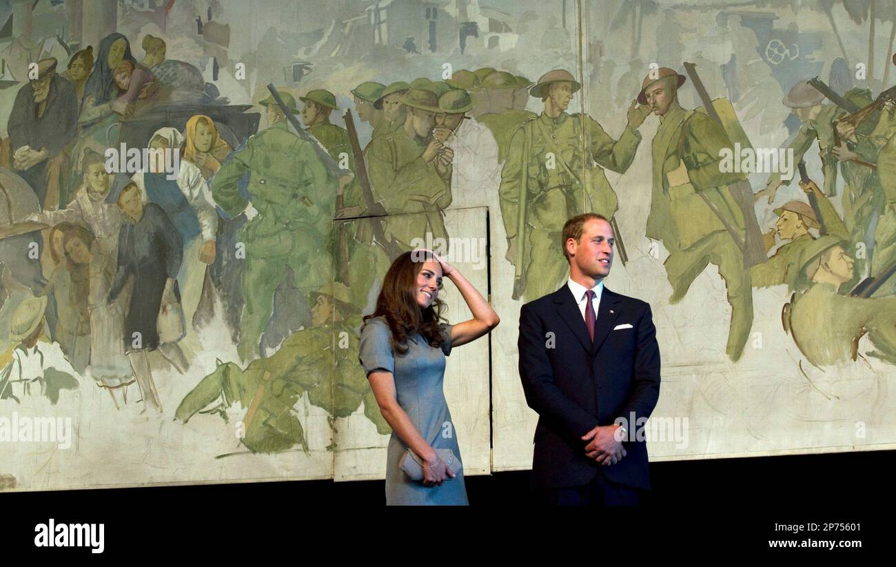 The Duke and Duchess of Cambridge stand on stage after unveiling a painting at the War Museum in Ottawa on Saturday July 2, 2011. (AP Photo/The Canadian Press, Frank Gunn) Banque D'Images