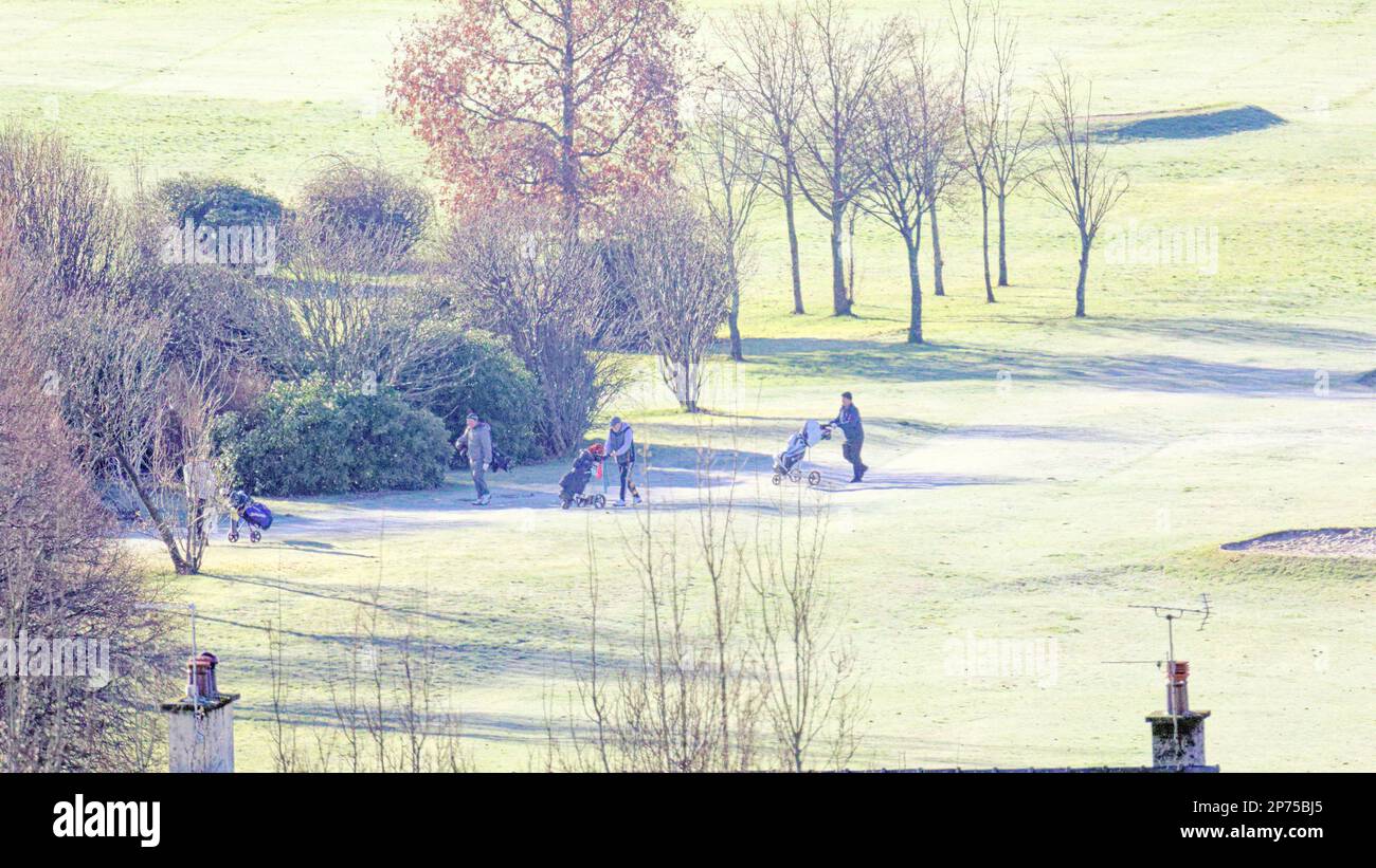 Glasgow, Écosse, Royaume-Uni 8th mars 2023. Météo au Royaume-Uni: Le soleil de départ a vu le retour de gel de l'hiver que les golfeurs de terrain de golf de knightswood ont vu les verts tourner blanc. Crédit Gerard Ferry/Alay Live News Banque D'Images