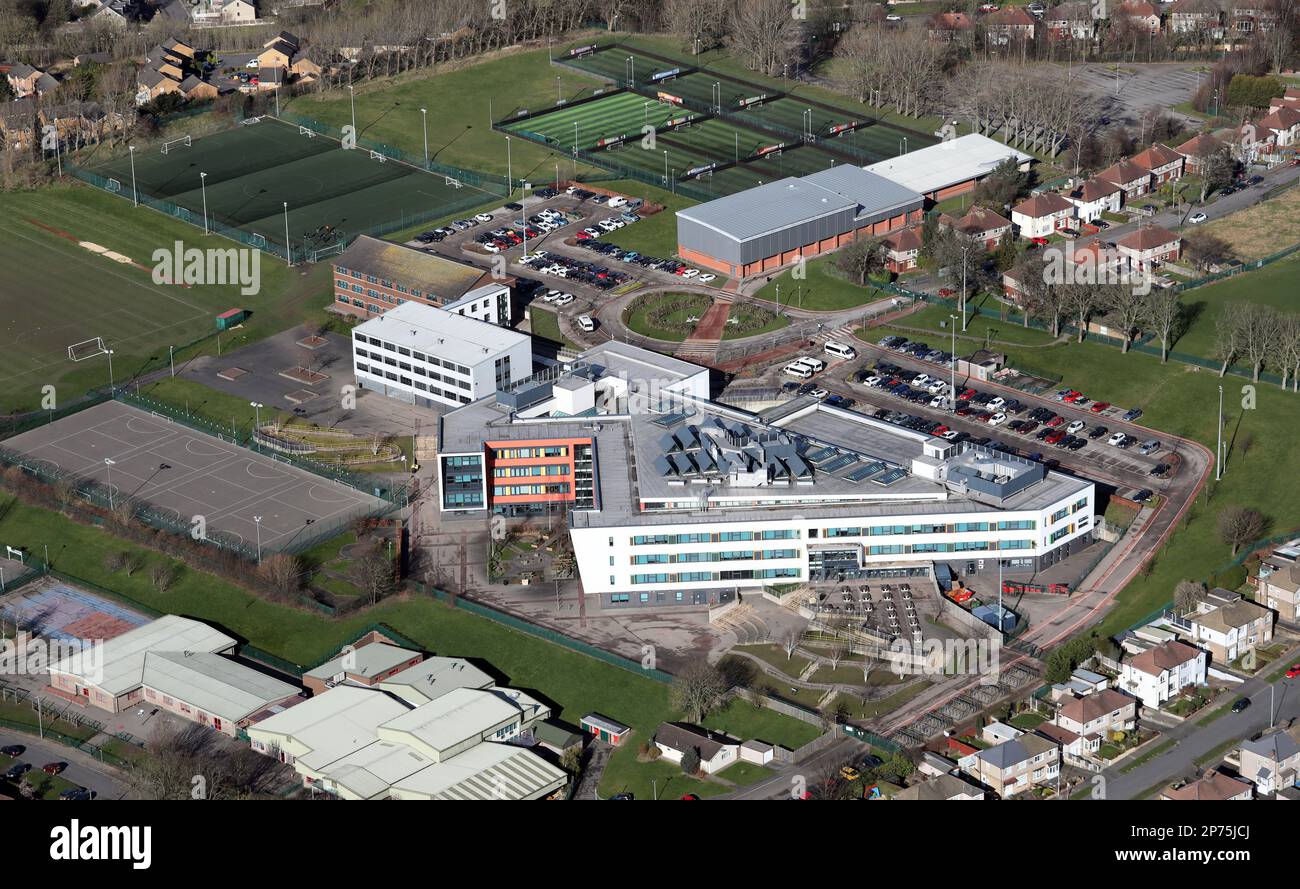 Vue aérienne de l'école secondaire Hanson Academy de Bradford, West Yorkshire. Objectifs le complexe sportif Bradford peut être en arrière-plan Banque D'Images