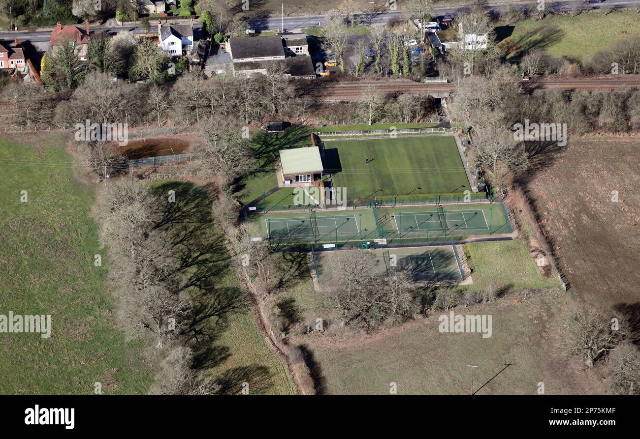 Vue aérienne du club de tennis d'Almscliffe à Weeton, avec la A658 Harrogate Road au sommet du cliché, avec Almscliffe Village Hall et parking en vue Banque D'Images