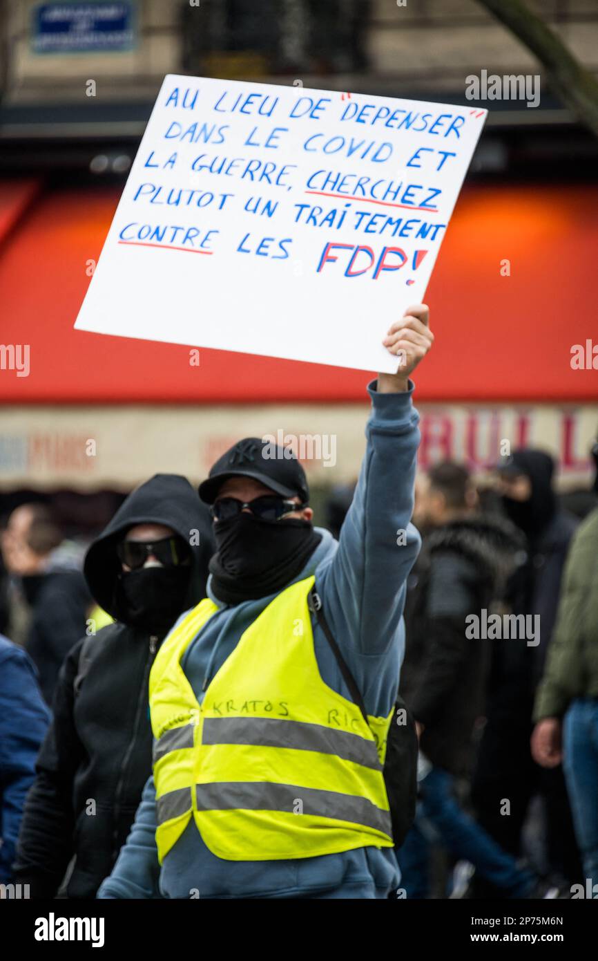 Paris, France. 07th mars 2023. Des policiers anti-émeutes interviennent lors d'affrontements en marge d'une manifestation à Paris, en France, sur 7 mars 2023, le sixième jour de rassemblements nationaux organisés depuis le début de l'année contre la réforme des retraites du Président français et son report de l'âge légal de la retraite de 62 à 64 ans. Des grèves massives sont attendues de la part de 7 mars 2023, les syndicats promettant de mettre le pays « au point mort » et des grèves devraient frapper de nombreux secteurs tels que les transports, l'énergie et le raffinage du pétrole. Photo de Pierrick Villette/ABACAPRESS.COM crédit: Abaca Press/Alay Live News Banque D'Images