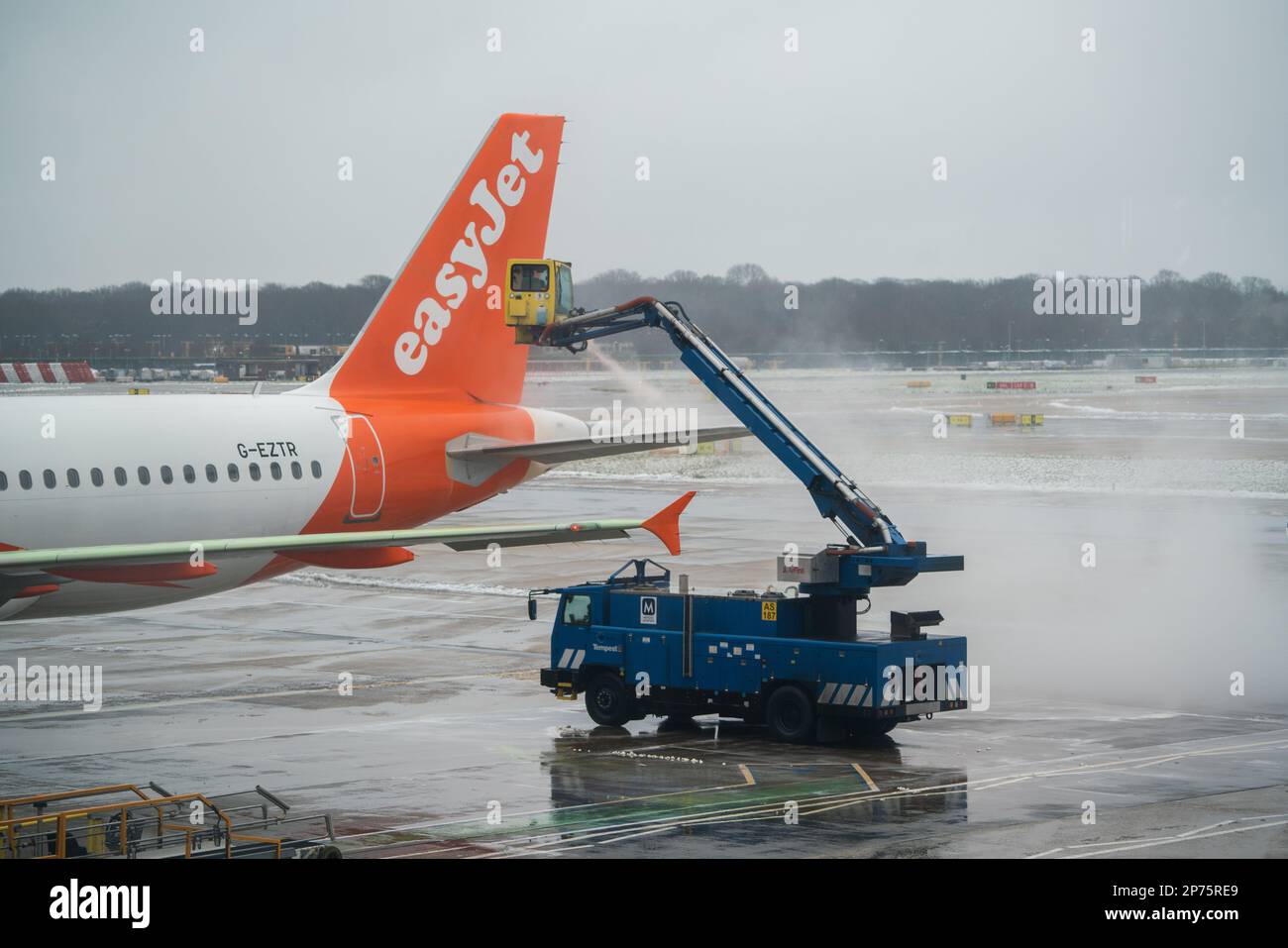 Londres, Royaume-Uni. 8 mars 2023. L'ailette de queue d'un avion Easyjet est vaporisée de liquide de dégivrage à l'aéroport de Gatwick pour enlever la neige et la glace . Un avertissement météorologique a été émis lorsqu'une explosion d'Arctique a frappé de nombreuses parties du Royaume-Uni et que les températures glaciales ont entraîné de graves perturbations dans les transports. Credit: amer ghazzal / Alamy Live News Banque D'Images