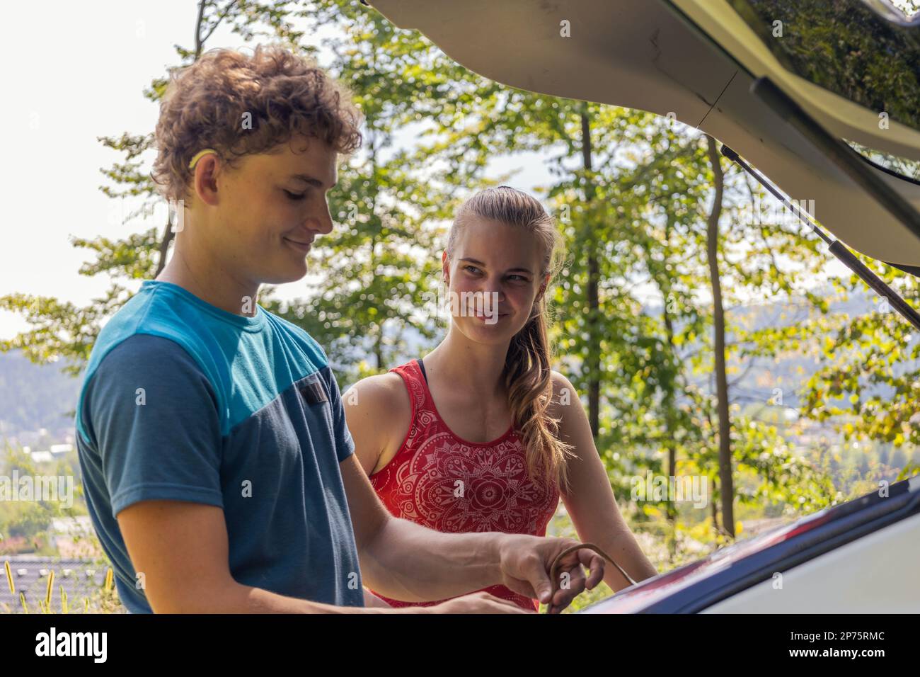 Grimpez en train de sortir de la voiture et préparez-vous pour la prochaine aventure d'escalade. Sports de plein air. Banque D'Images Grimpez en train de sortir de la voiture et préparez-vous pour la prochaine aventure d'escalade. Sports de plein air. Banque D'Images