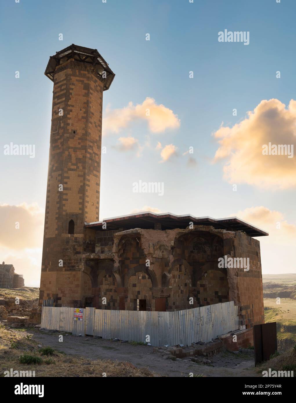 Kars, Turquie. 23 juin 2021. ANI ancienne ville. La mosquée Manuchehr est située dans la ville d'Ani en Turquie. Voyage en Turquie. Kars, Turquie Banque D'Images