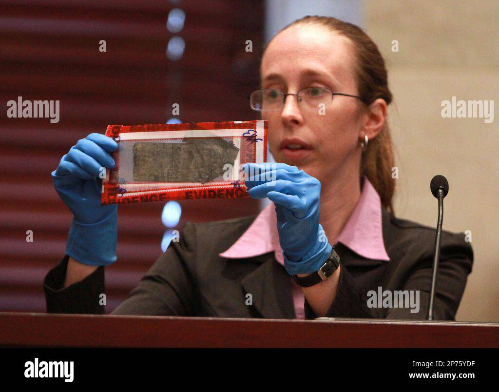 Jennifer Welch, a crime scene investigator with the Orange County Sheriffs Office, holds up duct tape entered in evidence during the trial of Casey Anthony, Saturday, June 11, 2011, at the Orange County Courthouse, in Orlando, Fla. Anthony, 25, is charged with murder in the 2008 death of her daughter Caylee. (AP Photo/Joe Burbank, Pool) Banque D'Images