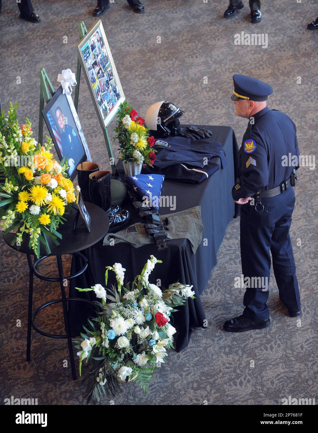 Funeral service for Hawthorne police officer Andrew Garton were held Friday, June 3, 2011 at the Seacoast Grace Church in Cypress, Calif. Hundreds of officers from several states gathered Friday to remember 44-year-old Hawthorne Police Officer Andrew Garton. Garton, a southern California motorcycle officer was killed while escorting the funeral of another law enforcement officer. (AP Photo/Scott Varley, Pool) Banque D'Images