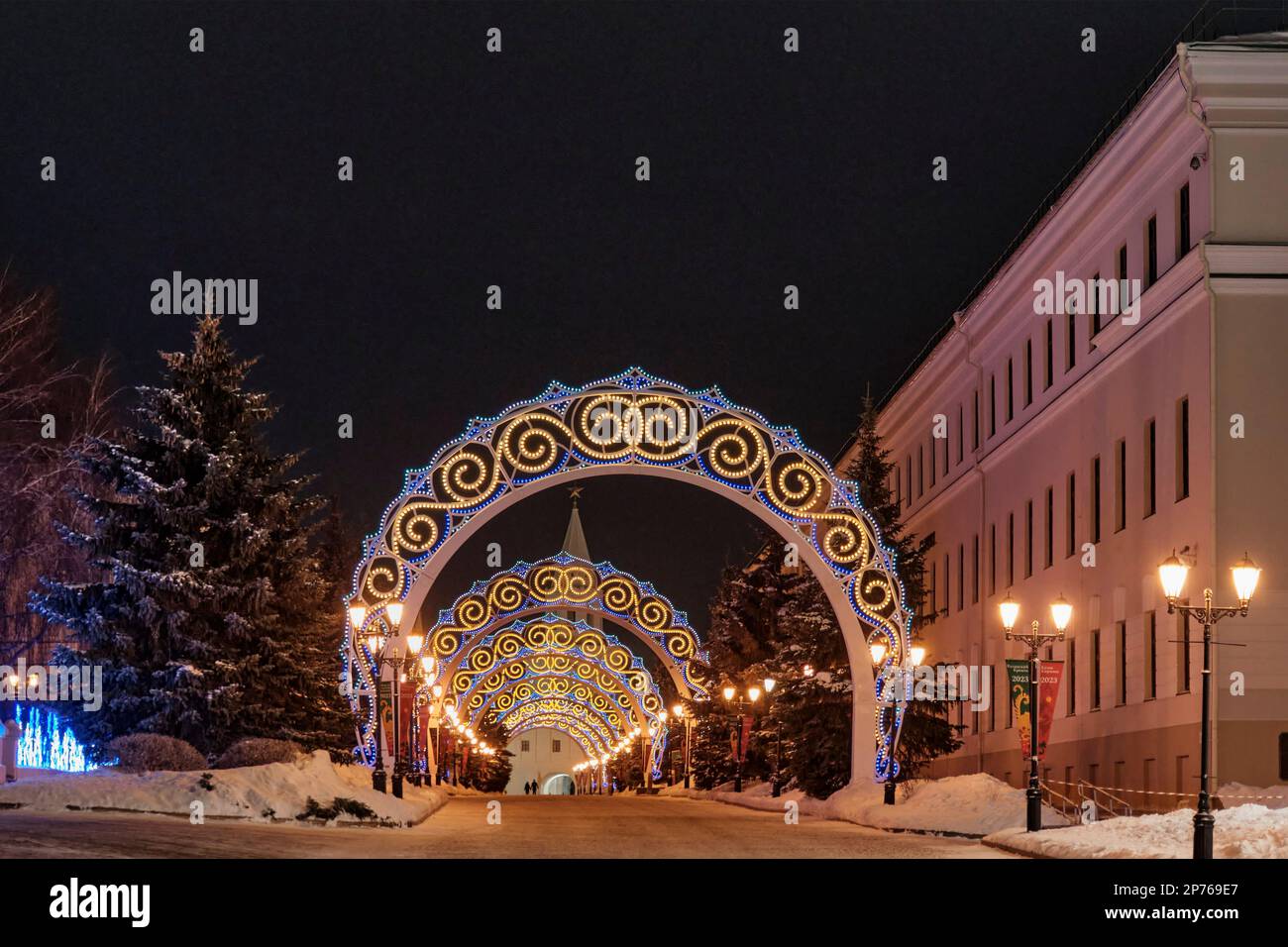 Rue nocturne du Kremlin dans le Kremlin de Kazan, Kazan, Russie. Décoré avec des arcs lumineux avec motif pour les vacances de Noël et du nouvel an. Conc. Voyage Banque D'Images