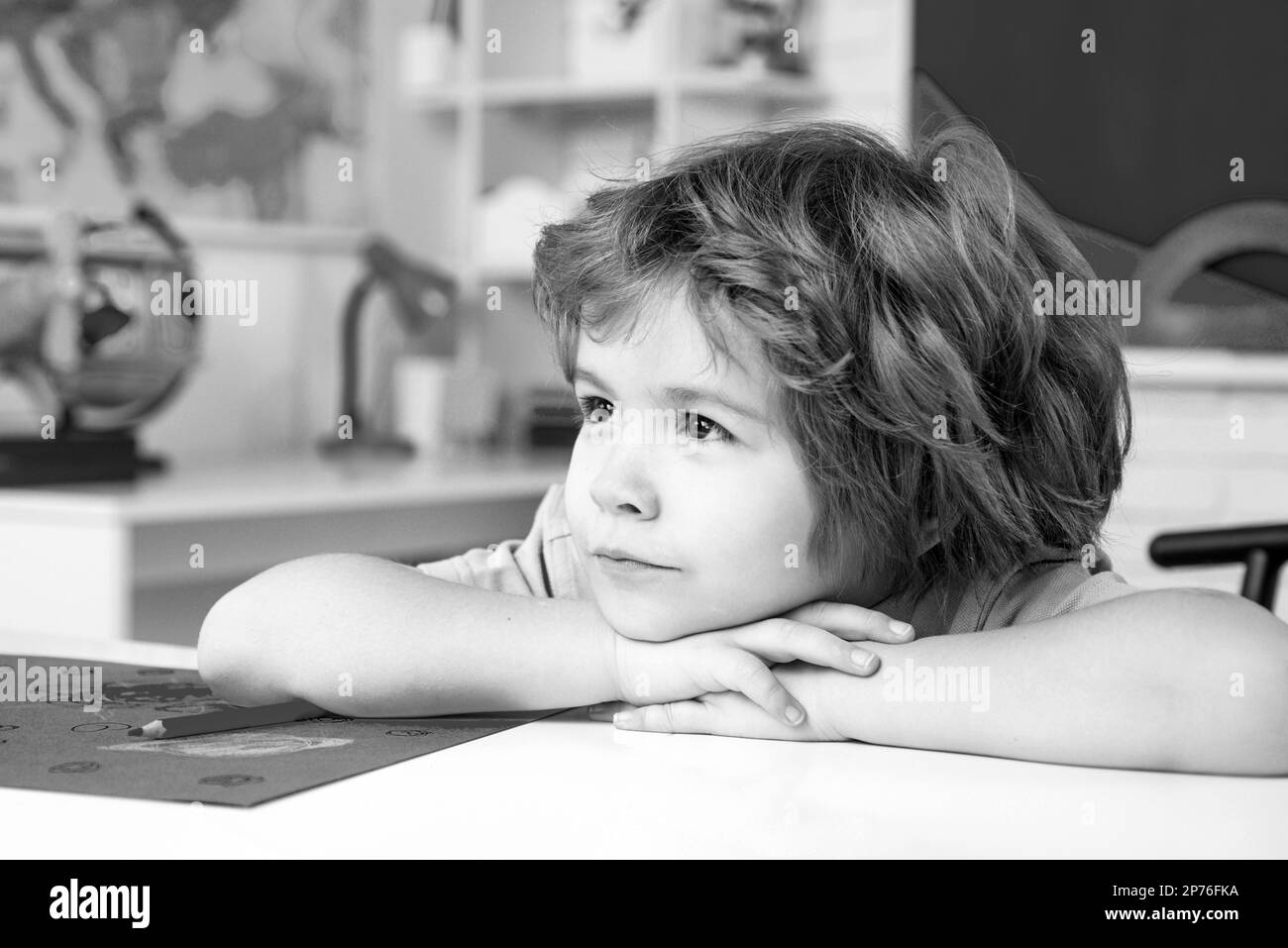 École à la maison pour élève. Les enfants sont prêts pour l'école. Salle de classe de l'école élémentaire. Banque D'Images