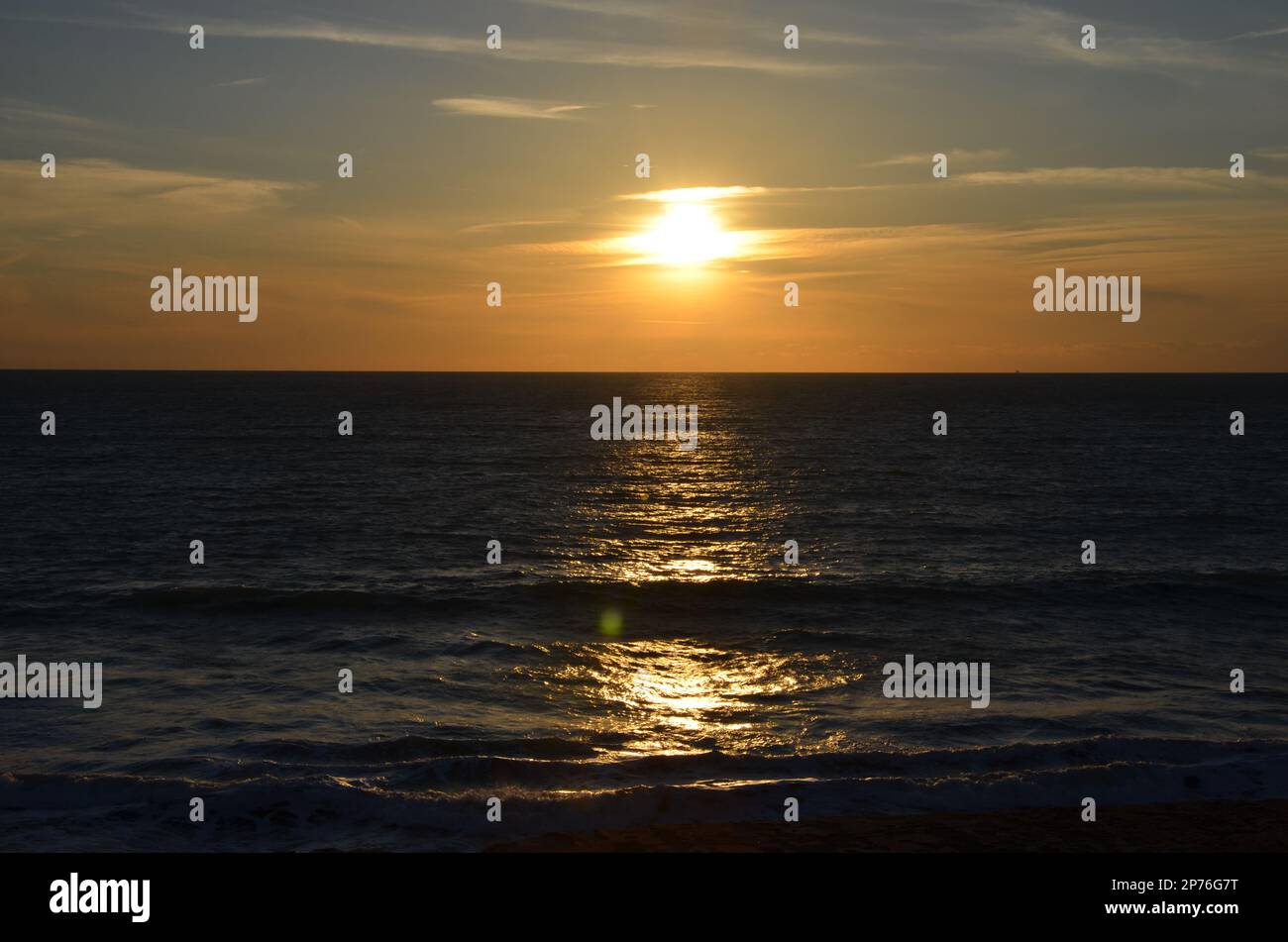 Coucher de soleil au bord de la mer, reflets de la lumière du soleil sur la  surface de l'eau, couleurs du ciel au coucher du soleil Photo Stock - Alamy