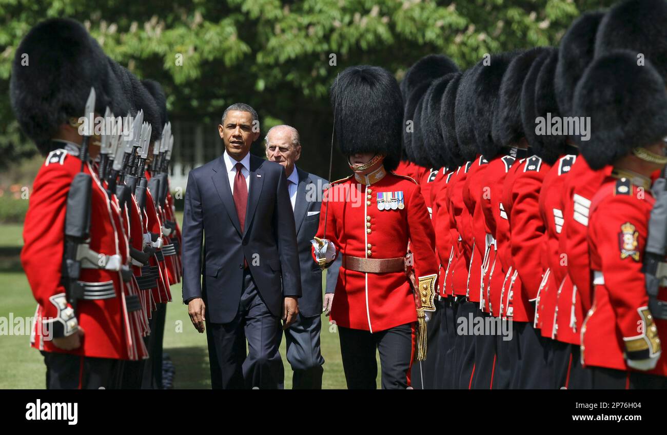 US President Barack Obama, center left, inspects the guard of honor 1st battalion Scots Guards with Britain's Prince Philip, center right, at Buckingham Palace in London, on Tuesday May 24, 2011. President Barack Obama and first lady Michelle Obama traded-in Irish charm for the pomp and pageantry of Buckingham Palace Tuesday as they opened a two-day state visit to Britain at the invitation of Queen Elizabeth II. (AP Photo/Adrian Dennis, Pool) Banque D'Images