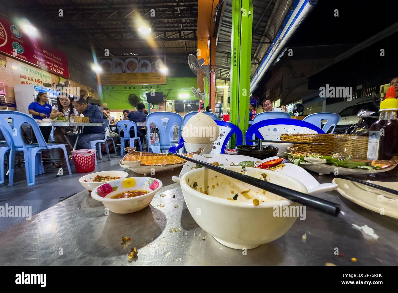 Un bol vide et des baguettes à la fin d'un repas dans un restaurant local traditionnel à Phnom Penh, au Cambodge. Banque D'Images