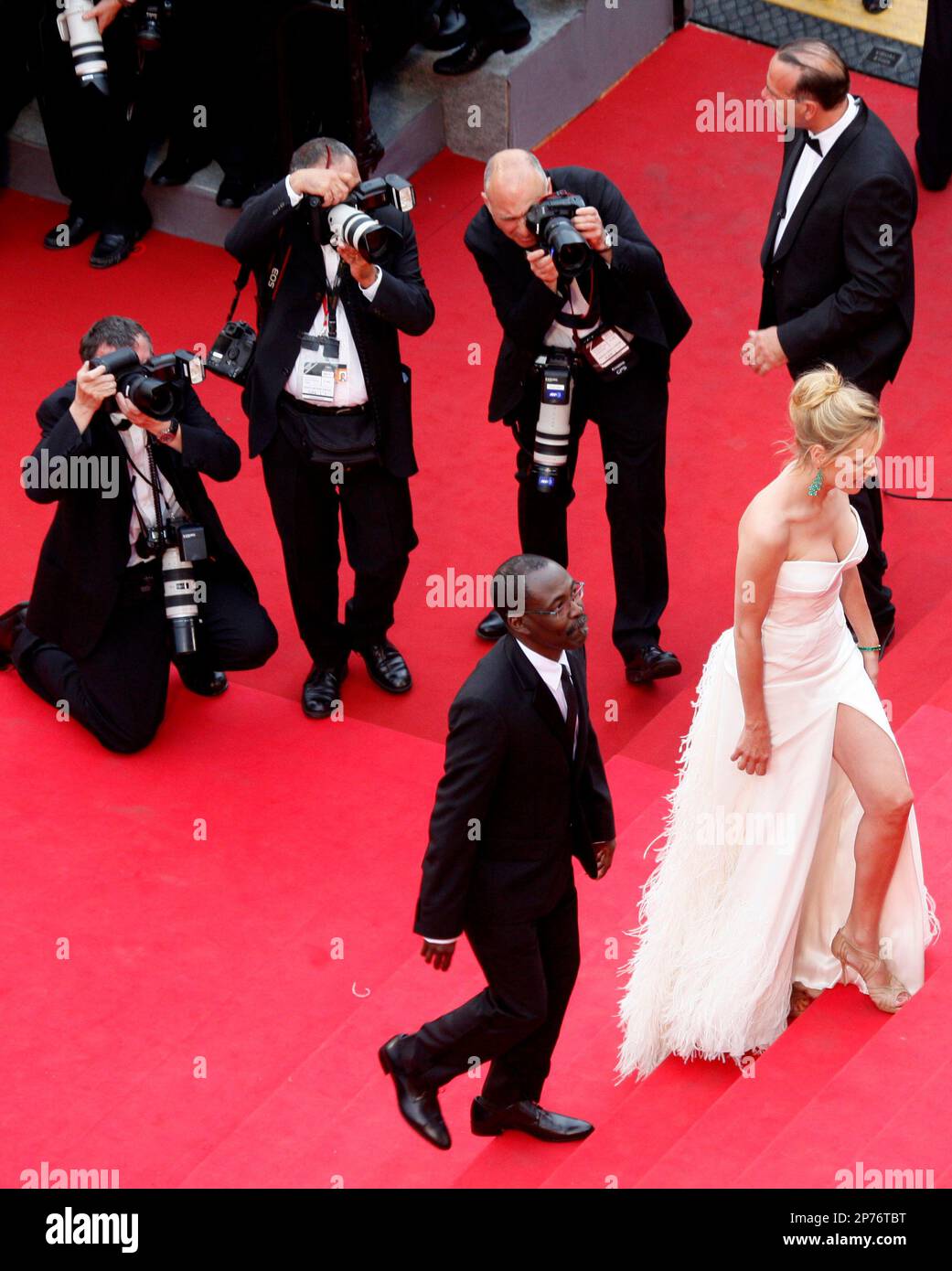 American actress Uma Thurman arrives for the screening of Midnight in Paris and the opening ceremony, at the 64th international film festival, in Cannes, southern France, Wednesday, May 11, 2011. (AP Photo/Virginia Mayo, Pool) Banque D'Images