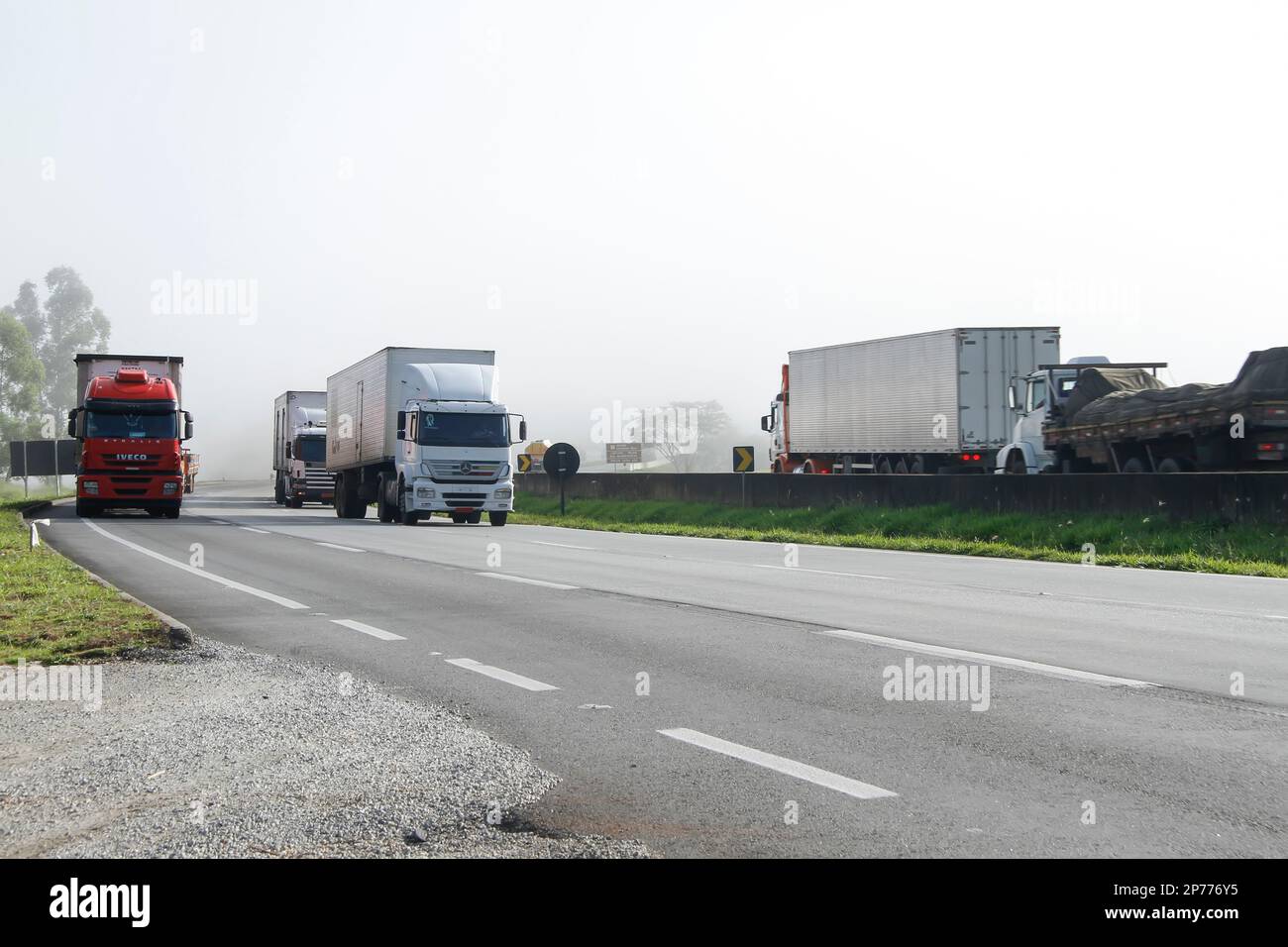 Minas Gerais, Brésil - 27 février 2015 : circulation et manutention de camions de transport sur l'autoroute Fernao Dias, BR 381 Banque D'Images
