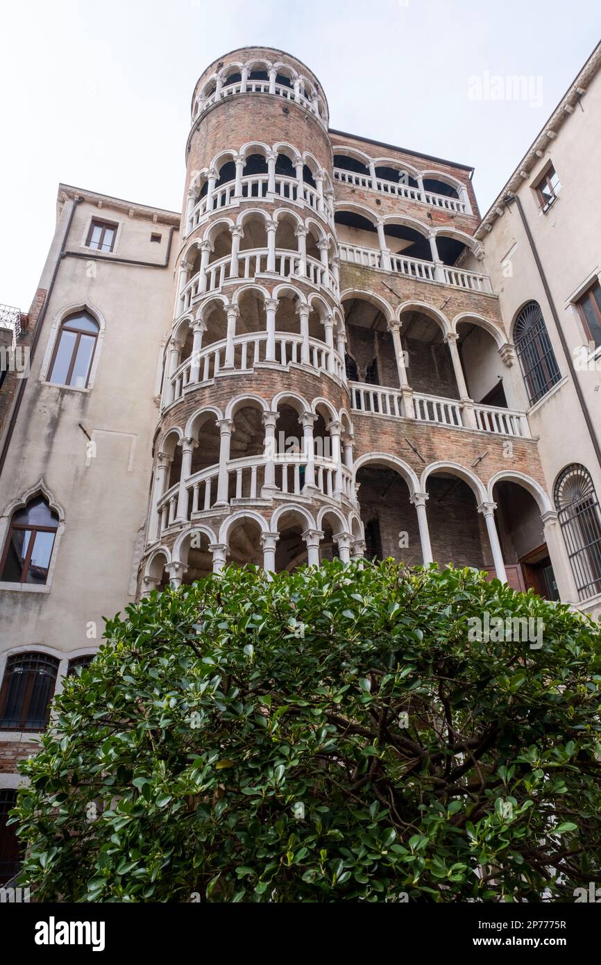 Vue extérieure de l'escalier Scala Contarini del Bovolo, Palazzo Contarini del Bovolo, Venise, Italie Banque D'Images