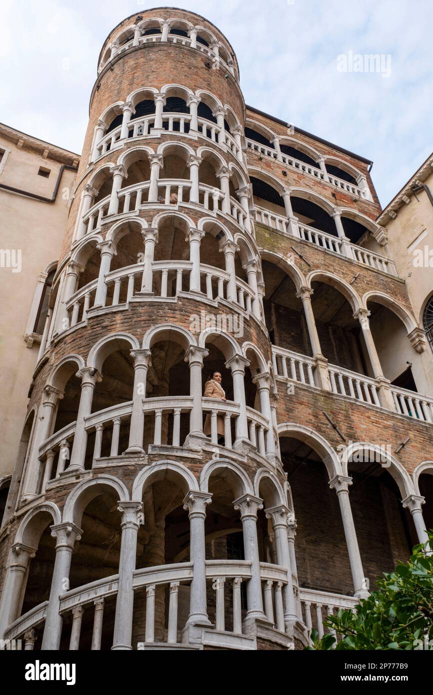 Vue extérieure de l'escalier Scala Contarini del Bovolo, Palazzo Contarini del Bovolo, Venise, Italie Banque D'Images