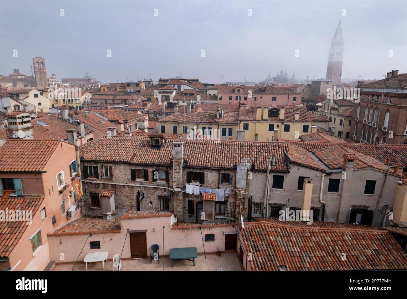 Vue depuis l'escalier Scala Contarini del Bovolo, Palazzo Contarini del Bovolo, Venise, Italie Banque D'Images