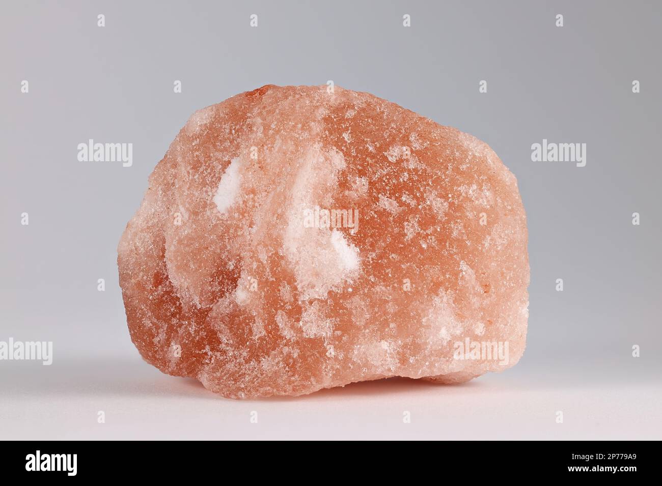 La halite, communément appelée sel de roche, est un type de sel, la forme minérale (naturelle) du chlorure de sodium (NaCl). Banque D'Images