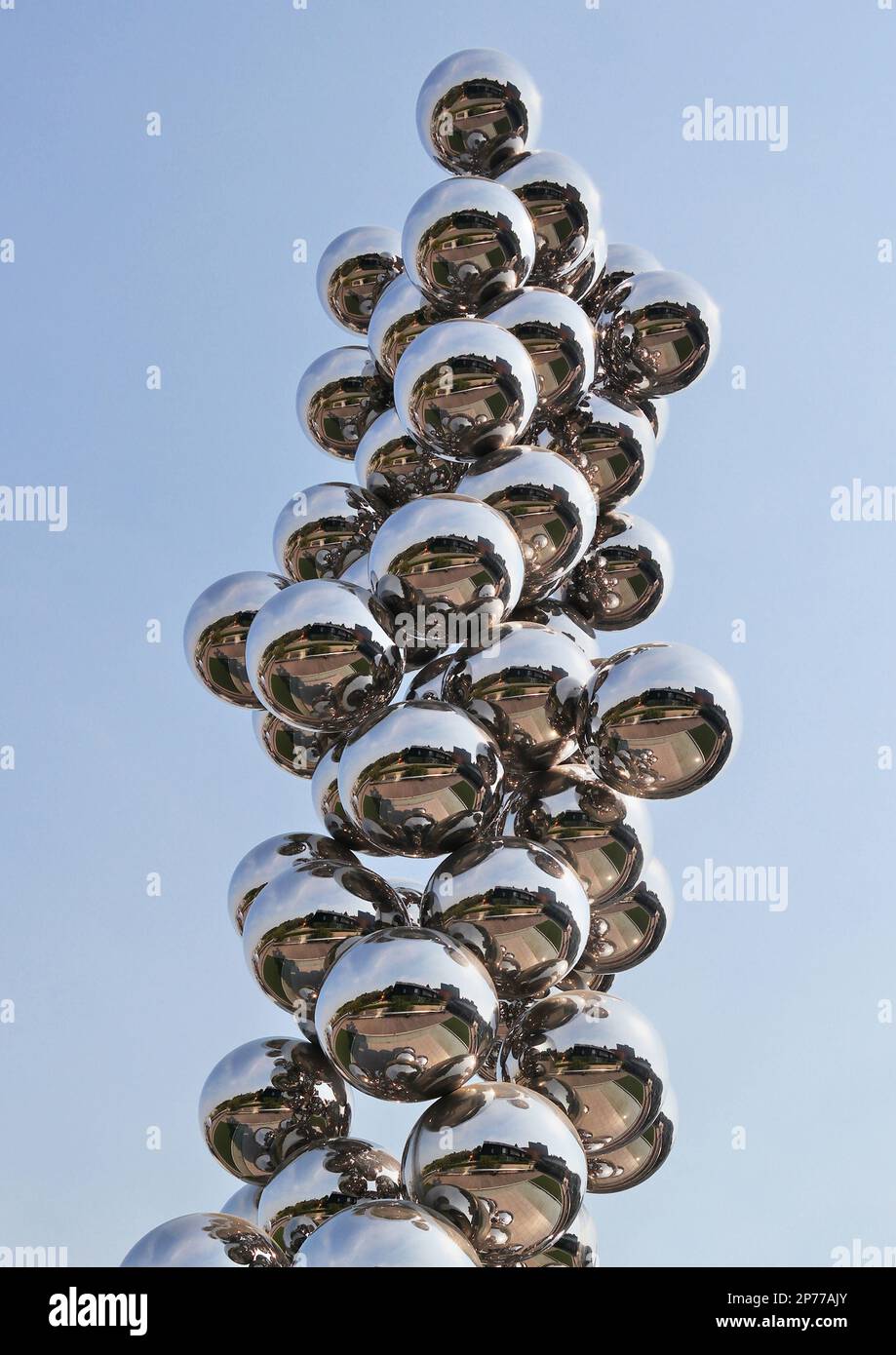 Séoul, Corée du Sud - Mai 2022: La bulle de métal Tall Tree and the Eye Artwork par Anish Kapoor dans le jardin du musée de Leeum, Samsung Museum of Art Banque D'Images