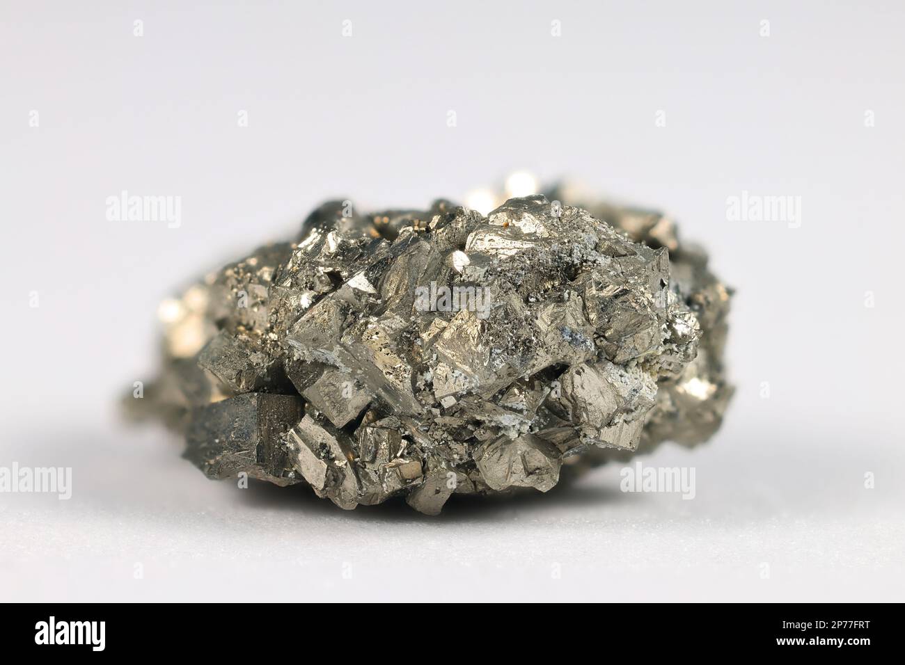 Cristal cubique de pyrite. La pyrite est un sulfure de fer et le minéral sulfuré le plus abondant. Banque D'Images