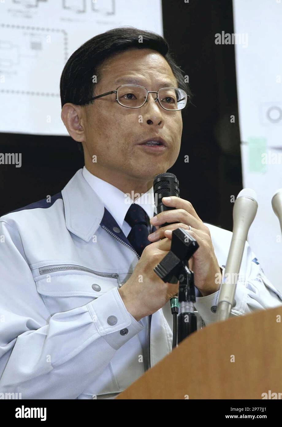 Hidehiko Nishiyama, a spokesman for Japan Nuclear and Industrial Safety Agency, comments on the paralyzed Fukushima Daiichi Nuclear Plant during a press conference in Tokyo on April 12, 2011. The government raised the severity rating level of the crippled plant to the highest 7 from 5 and equivalent to that of the 1986 Chernobyl accident. ( The Yomiuri Shimbun via AP Images ) Banque D'Images