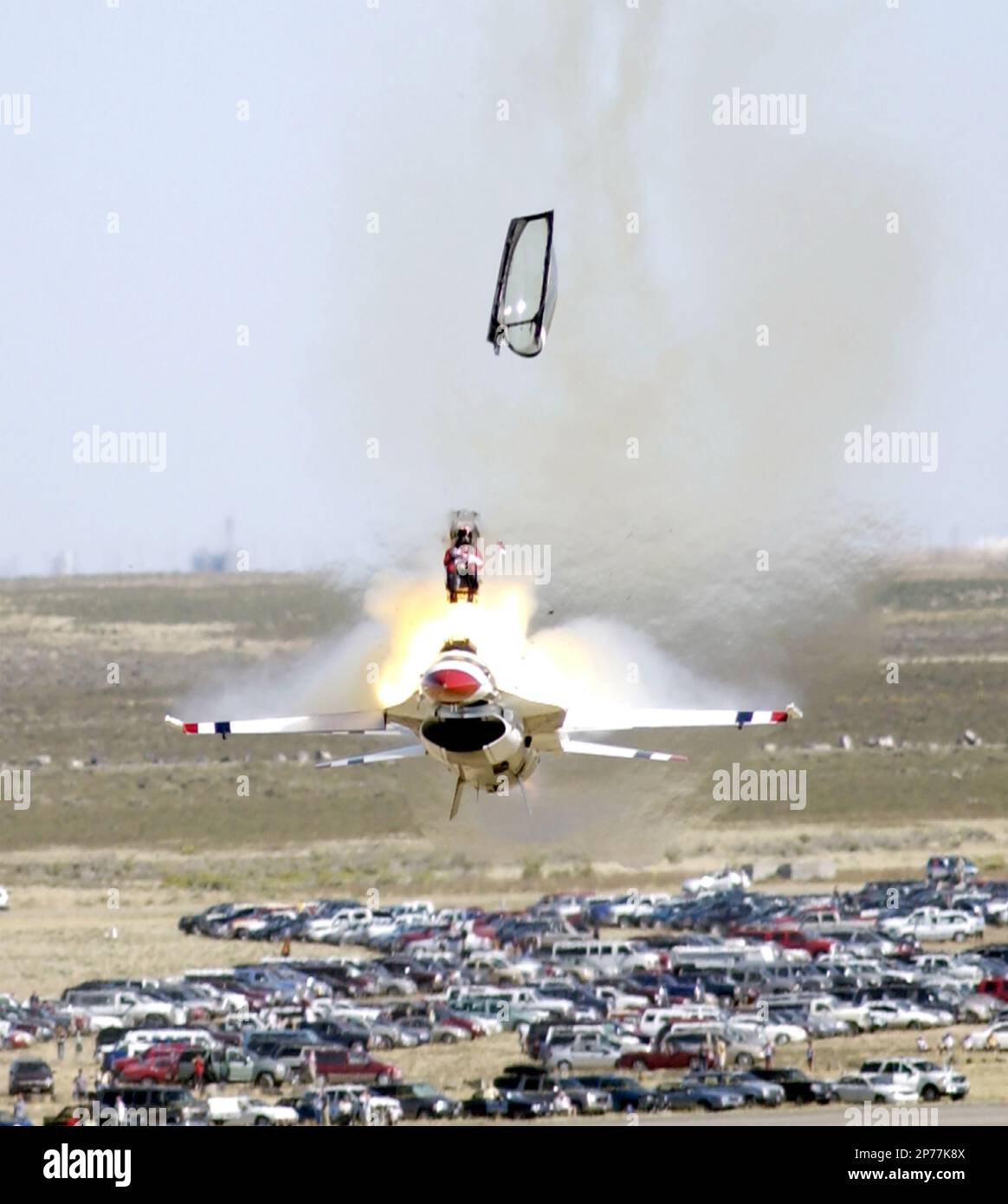 DYNAMIQUE GÉNÉRALE F-16 combat le combattant multirôle Falcon. Un pilote d'exposition US AF Thunderbirds éjecte de/son F-16 juste avant l'impact lors d'un spectacle aérien en Idaho en 2003. Photo : USAF?SSgt. Bernie J. Davis III Banque D'Images