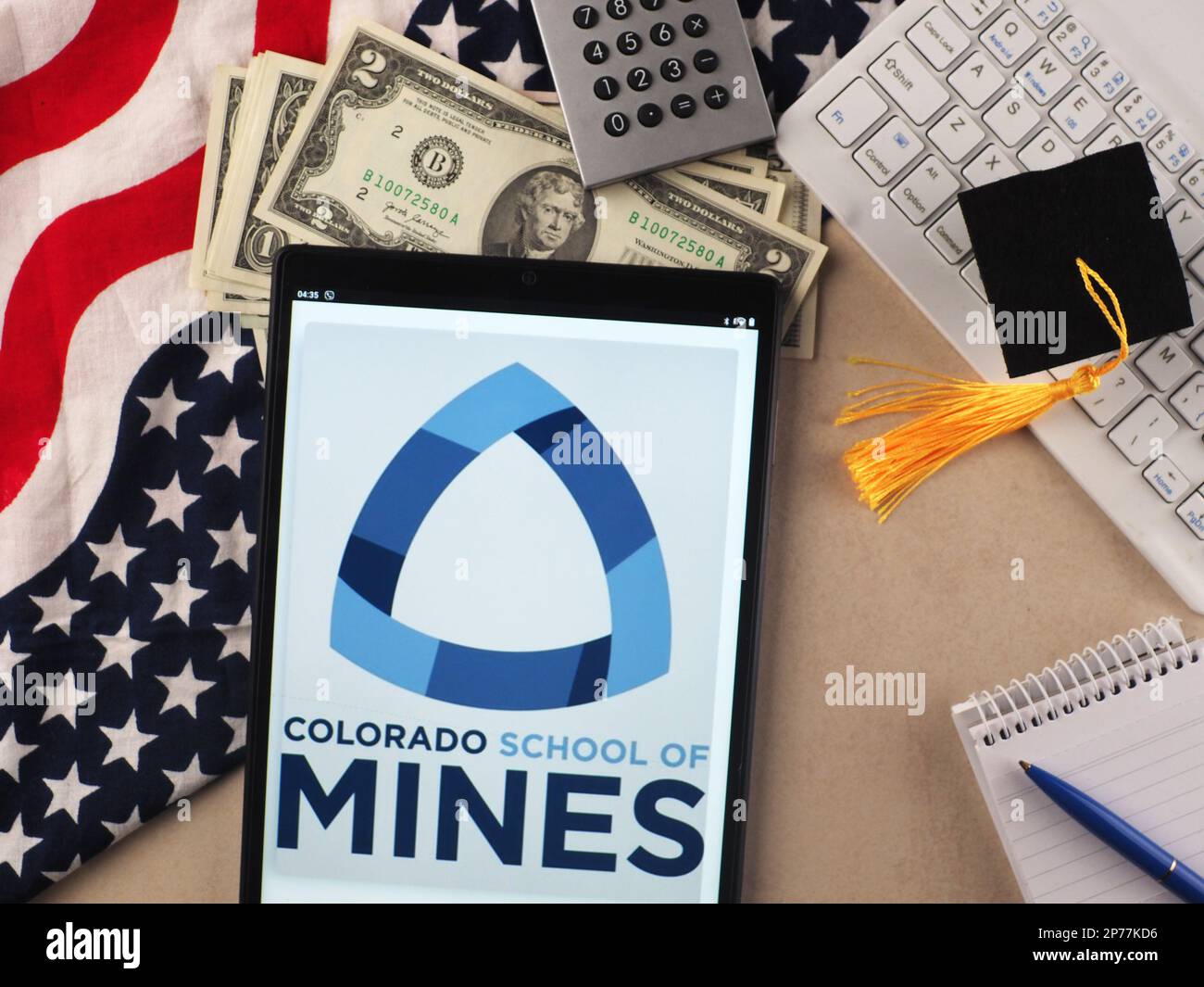 Allemagne. 08th mars 2023. Sur cette photo, le logo de l'École des mines du Colorado est affiché sur une tablette. Crédit : SOPA Images Limited/Alamy Live News Banque D'Images