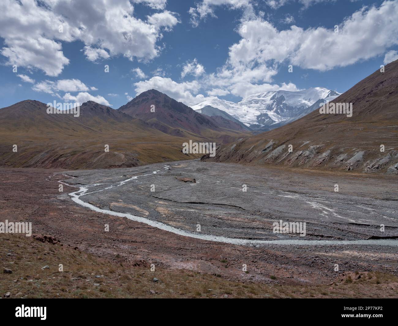 Vue panoramique sur les montagnes enneigées et le lit de la rivière dans la chaîne de montagnes Trans-Alay près de Kyzyl Art, entre le Tadjikistan et le Kirghizistan Banque D'Images