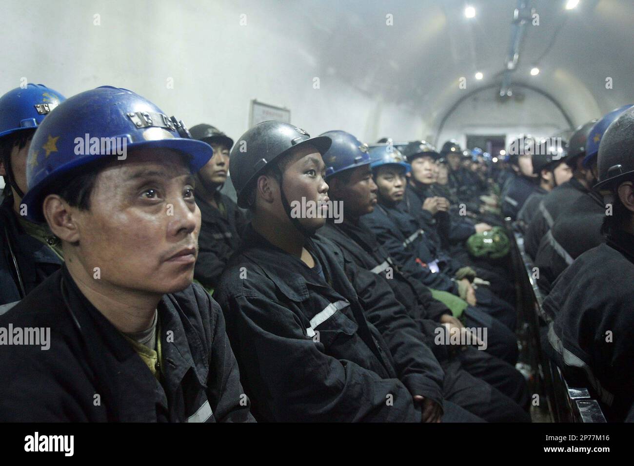 Miners sit inside the N3 permanent underground refuge during an emergency drill test at the Changcun coal mine in Changzhi in China's Shanxi province on Sunday, April 10, 2011. The 48-hour emergency drill test successfully ended Sunday and 80 miners came out well-balanced. The N3 permanent underground refuge will be used to save miners who trapped underground during accidents.(Photo By Zhang Yun/Color China Photo/AP Images) Banque D'Images