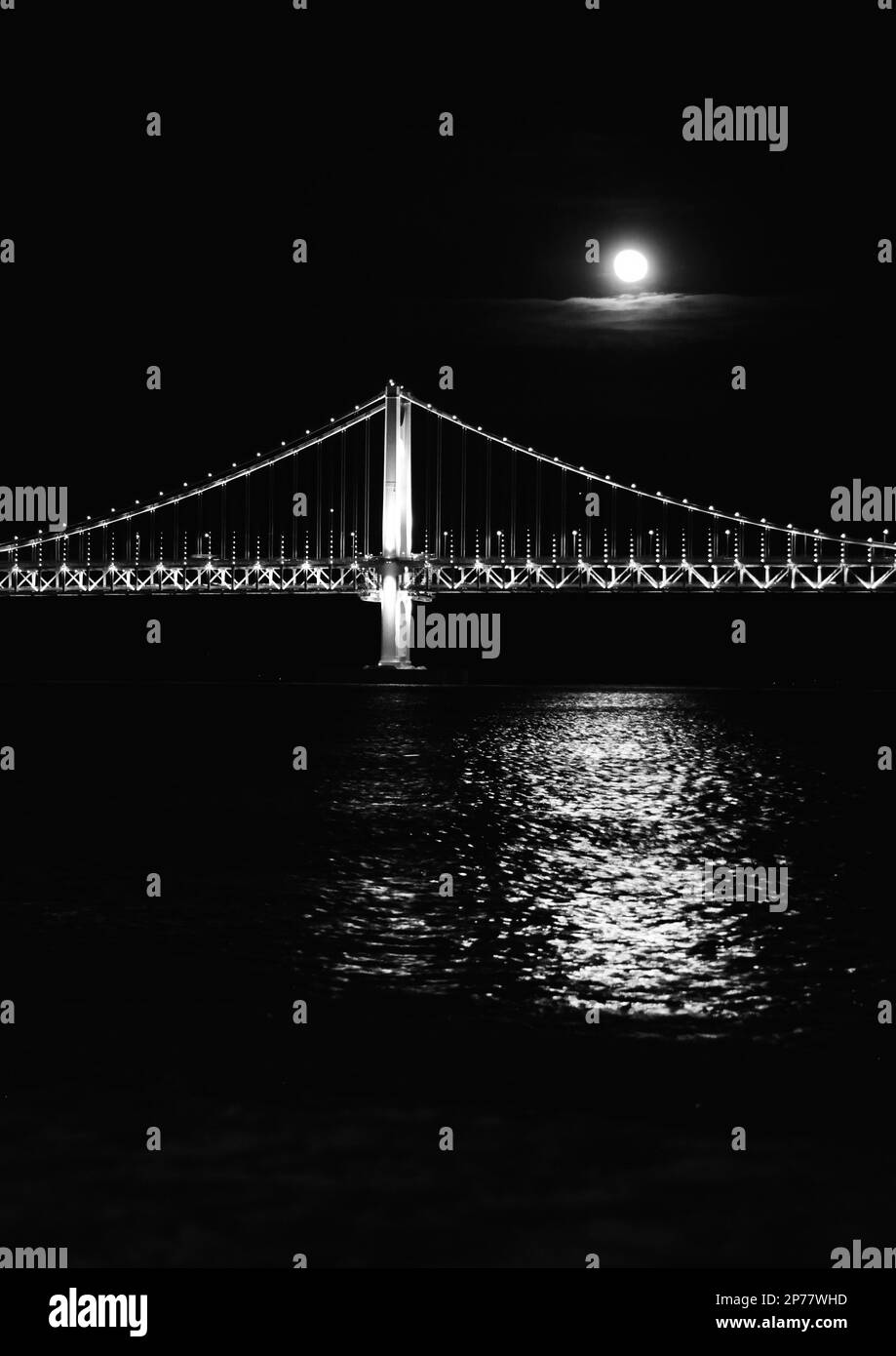 Busan, Corée du Sud - Mai 2019: Pont Busan Gwangan pris de la plage de Gwangalli la nuit avec la lune Banque D'Images