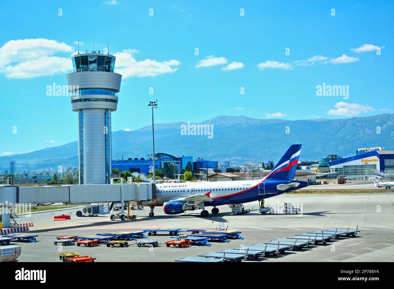 AirBridge et la tour de répartition de l'aéroport international de Sofia, photo prise sur 04 septembre 2013, l'aéroport de Sofia est l'aéroport international principal de Bulgarie Banque D'Images