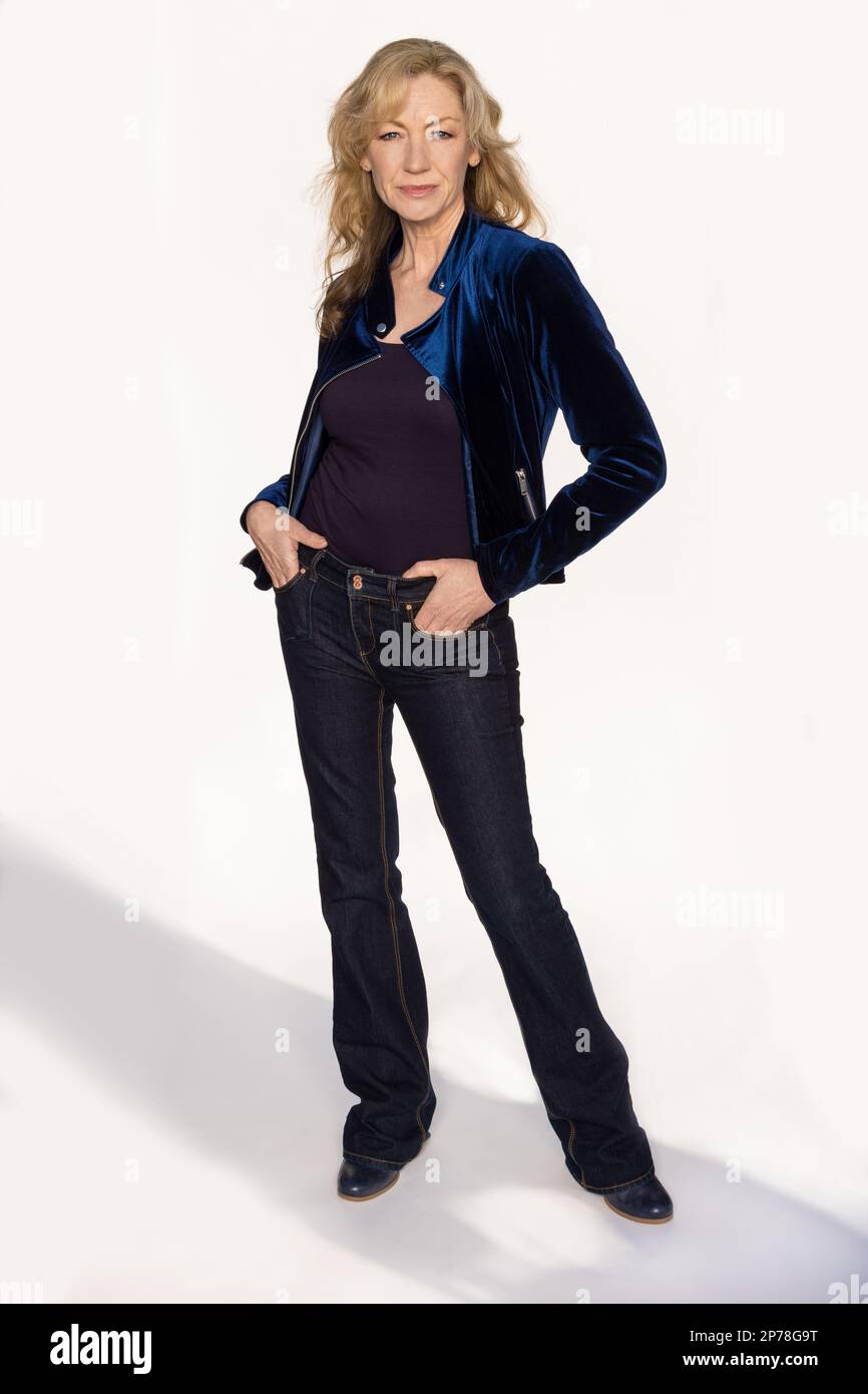 Jolie femme souriante femme d'âge moyen portant un Jean portrait de studio sur un fond blanc Banque D'Images