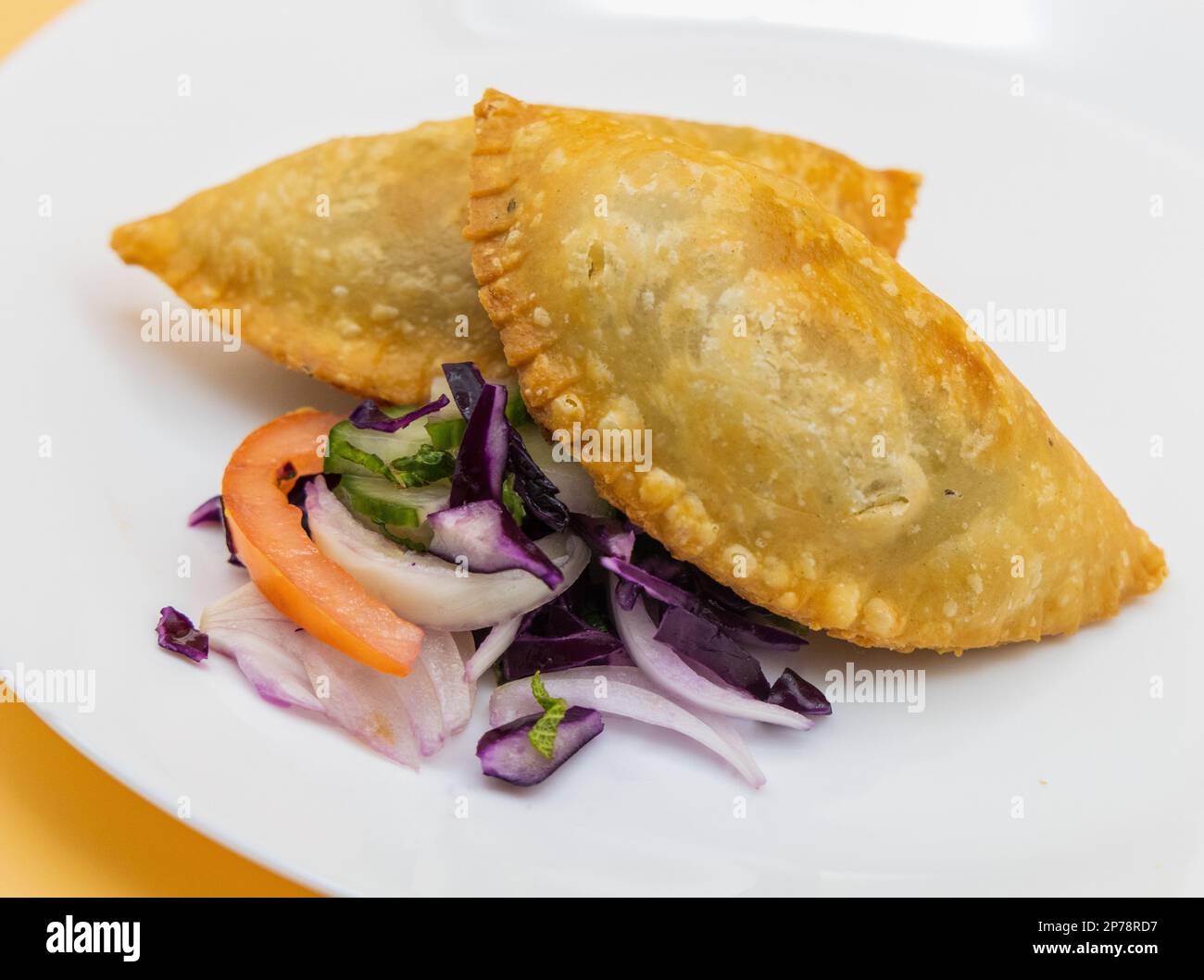 Patties alimentaires du Ramadan : Samosa végétarien, patty de légumes avec salade. En-cas pakistanais indien épicé. Cuisine de rue Banque D'Images