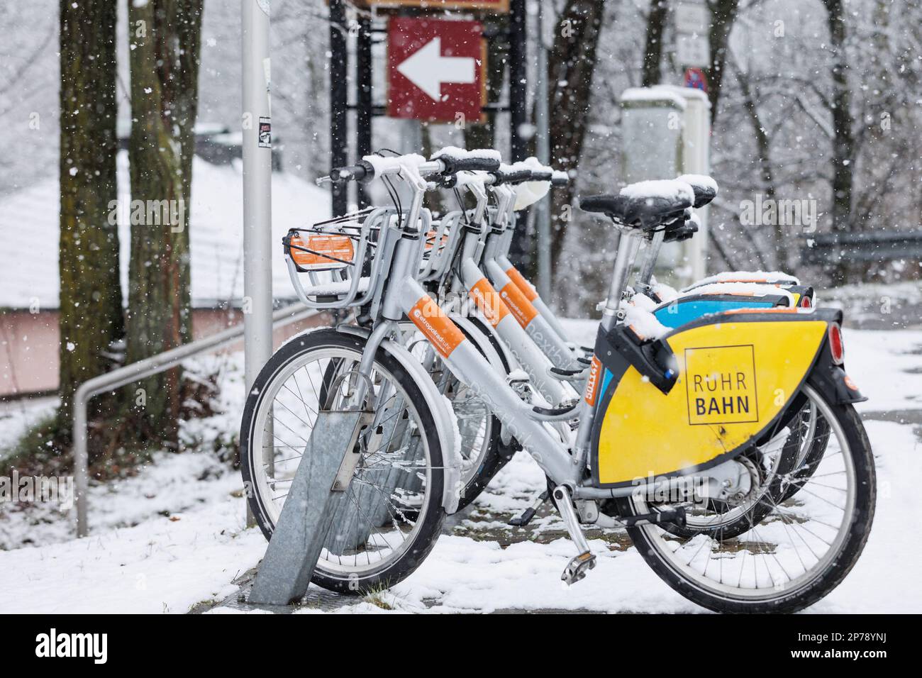 Oberhausen, Allemagne. 08 mars 2023. Les conditions météorologiques hivernales frappent certaines parties de l'Europe occidentale, entraînant de la neige et des perturbations. D'autres perturbations sont causées par la poursuite des actions de grève des services municipaux. Credit: ANT Palmer/Alamy Live News Banque D'Images