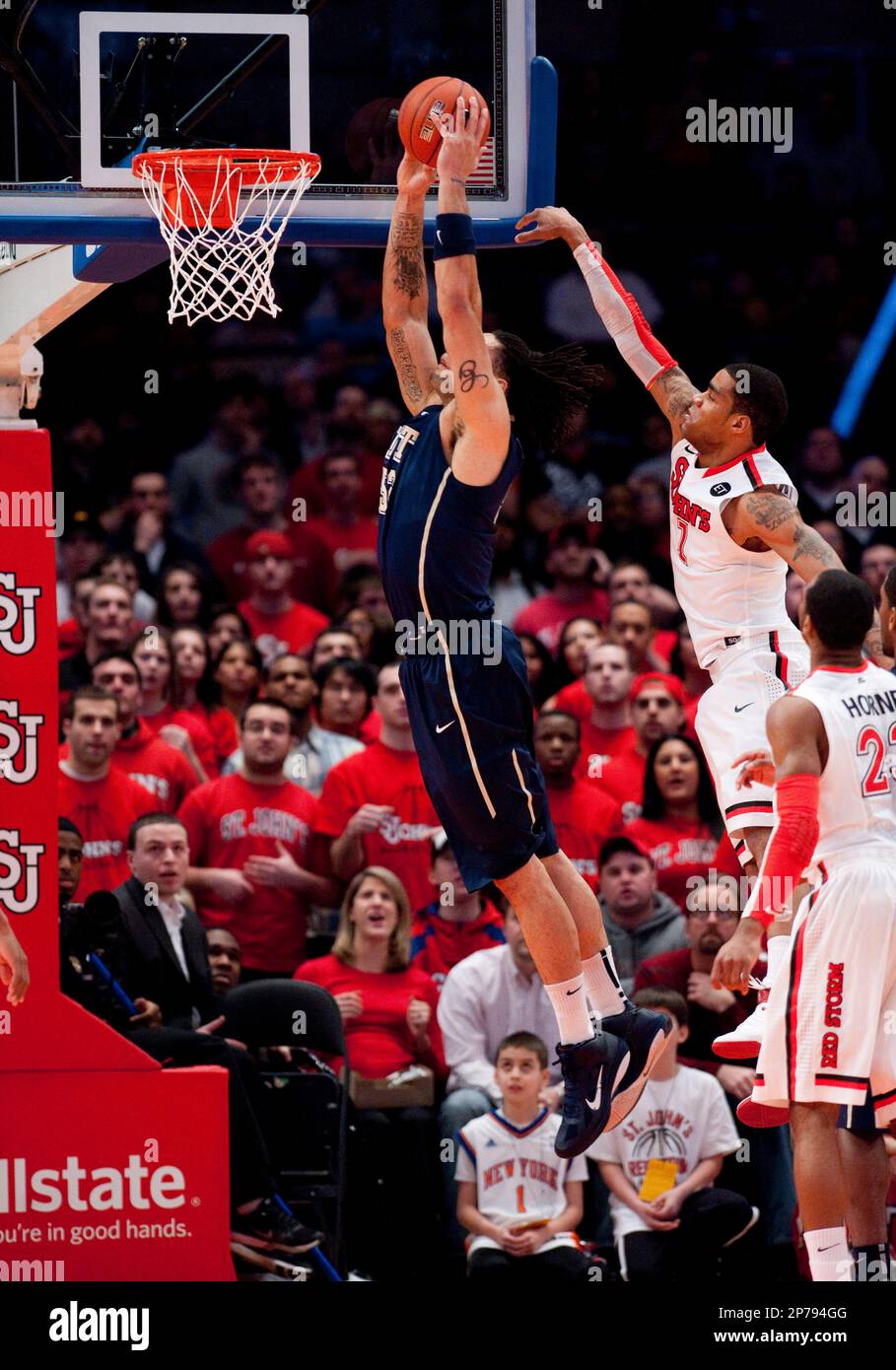 February 19 2011: Pittsburgh's center Gary McGhee (52) dunks in the first half during a Big East Conference basketball game between the St. John's Red Storm and the #3 Pittsburgh Panthers at Madison Square Garden in New York City. St. John's stuns #3 Pittsburgh 60-59. (Cal Sports Media via AP Images) Banque D'Images