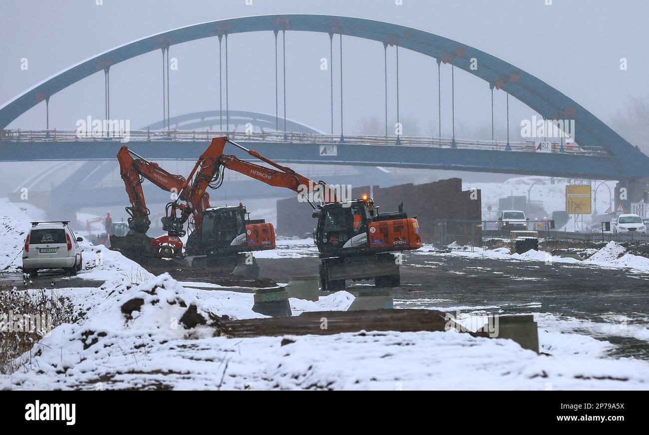 08 mars 2023, Saxe, Großdeuben: Malgré le début de l'hiver, des travaux sont en cours pour combler l'écart dans la construction du nouveau A72 au A38 sud de Leipzig. Le réseau autoroutier de Saxe est en train d'être agrandi cette année pour un coût de plus de 155 millions d'euros. Rien que dans la dernière section de 8,1 kilomètres de long, environ 36,5 millions d'euros vont circuler cette année, comme l'a indiqué la société Autobahn GmbH du gouvernement fédéral à Chemnitz le même jour. À partir de la fin de l'été, la circulation se déplace d'abord sur une voie dans chaque direction. Photo : Jan Woitas/dpa Banque D'Images