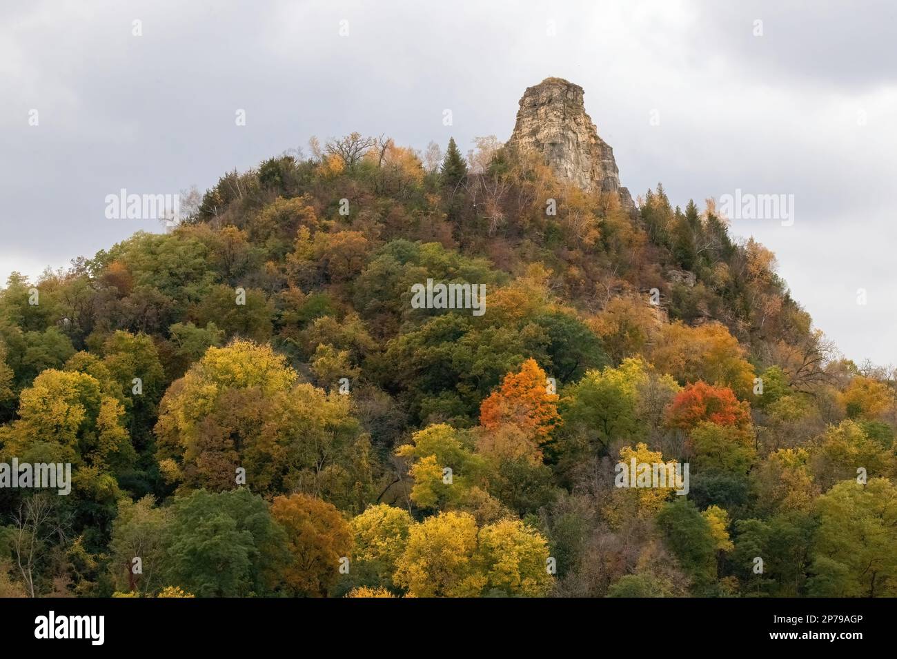 Sugar Loaf Bluff atteignant près de 85 pieds dans le ciel ; un jour d'automne à Winona, Minnesota États-Unis. Banque D'Images