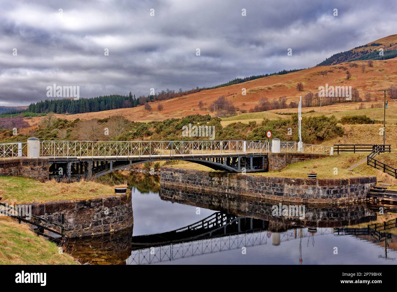 Gairlochy Caledonian Canal Spean Bridge Great Glen Way Scotland vue sur le White Moy Swing Bridge au-dessus du canal Banque D'Images