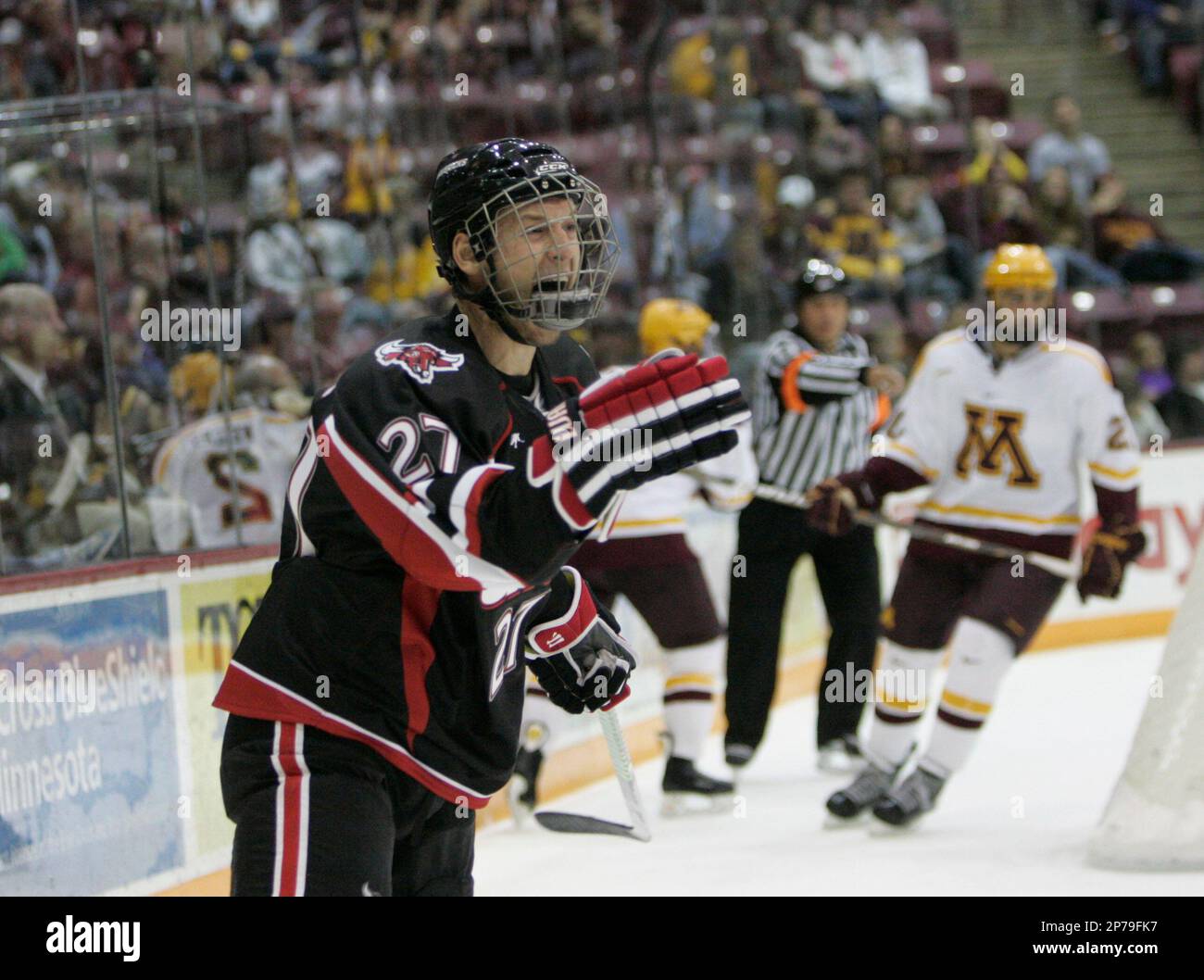 2010 OCT 15: Nebraska Omaha's Matt Ambroz (27) celebrates a goal during an NCAA ice hockey game between the host Minnesota Golden Gophers and Nebraska Omaha Mavericks at Marucci Arena in Minneapolis, MN. Nebraska Omaha won 5-4. It was the first WCHA conference game for the Mavericks who left the CCHA Conference to join the WCHA starting 2010-11. (Cal Sports Media via AP Images) Banque D'Images