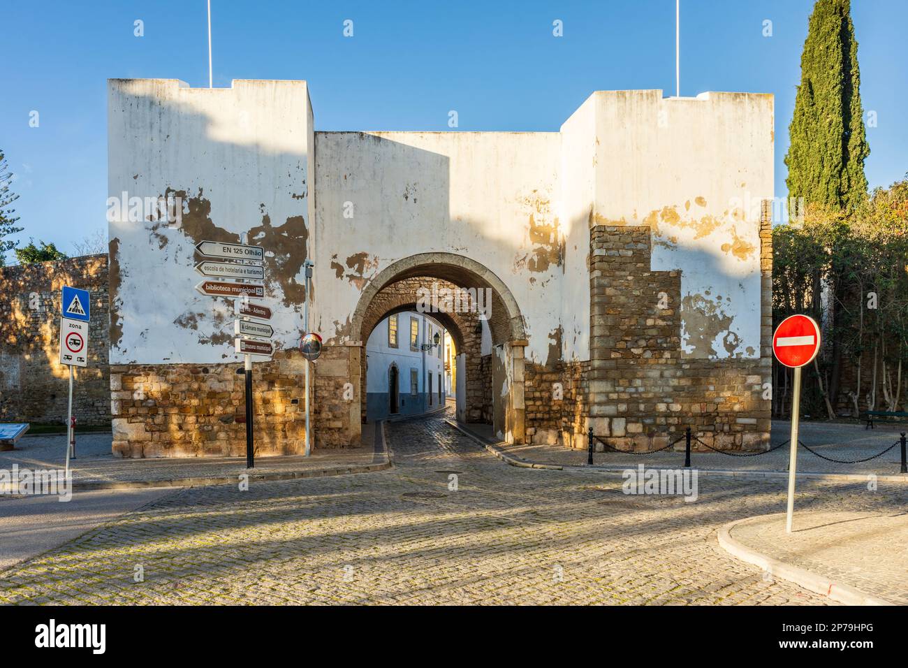 L'arche de repos dans les murs médiévaux est l'une des 4 entrées de la vieille ville de Faro, Algarve, au sud du Portugal Banque D'Images