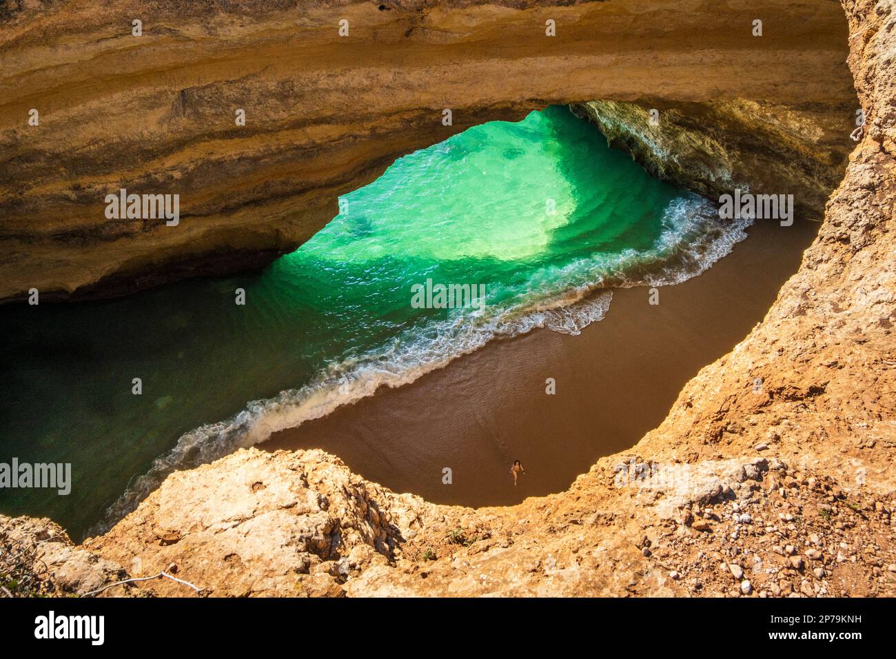 Belle et célèbre grotte de Benagil vue du sommet, Algarve, sud du Portugal Banque D'Images