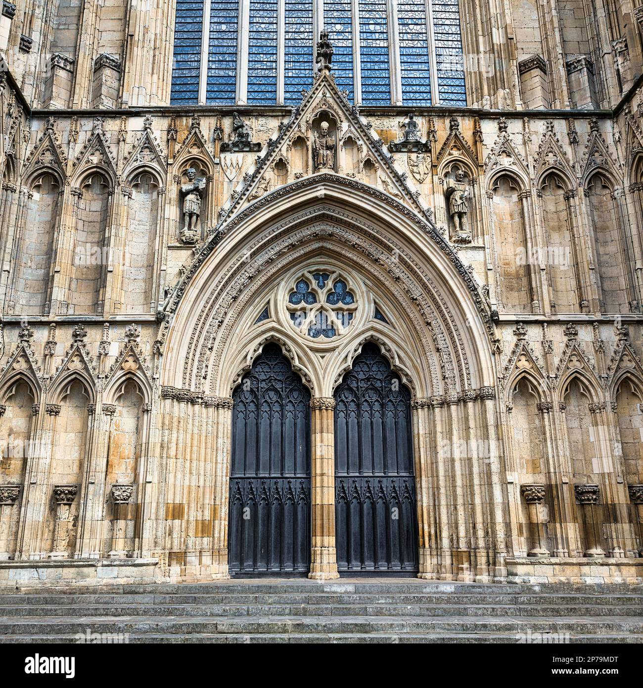 Cathedral Portal, York Minster, York, Angleterre, Royaume-Uni Banque D'Images